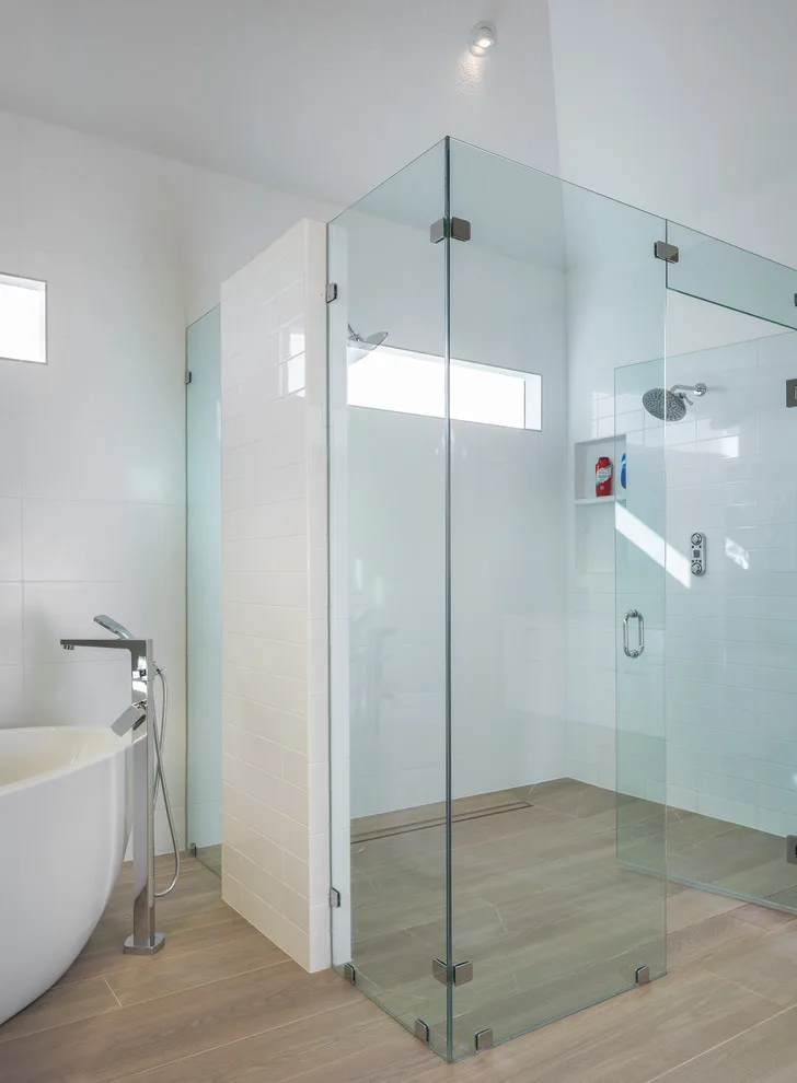 Modern North Kansas City Main Bathroom by Kitchen Studio: Kansas City - Photo 3