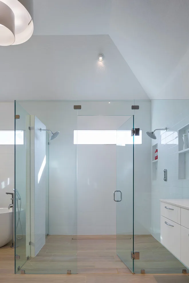 Modern North Kansas City Main Bathroom by Kitchen Studio: Kansas City - Photo 5