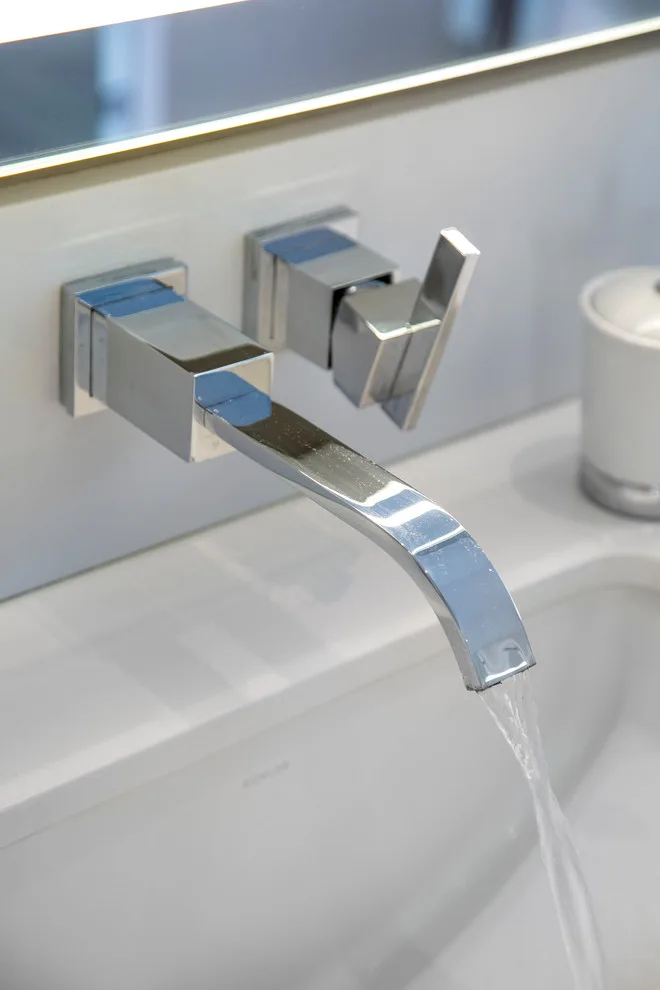 Modern North Kansas City Main Bathroom by Kitchen Studio: Kansas City - Photo 7