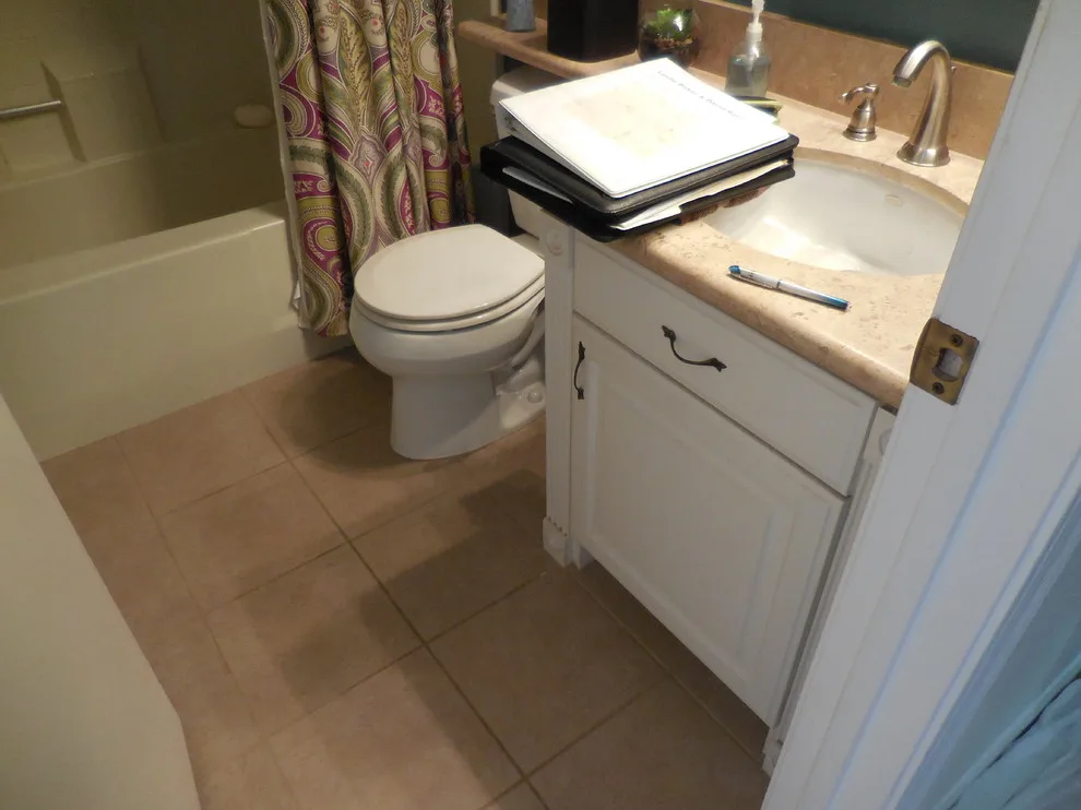 Modern Santa Clarita Guest Bath by Lenton Company, Inc. - Photo 3