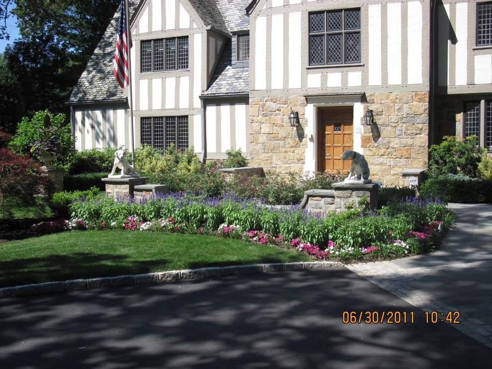holiday decorating by Joseph Bulfamante And Son Landscape Design/Build - Photo 8