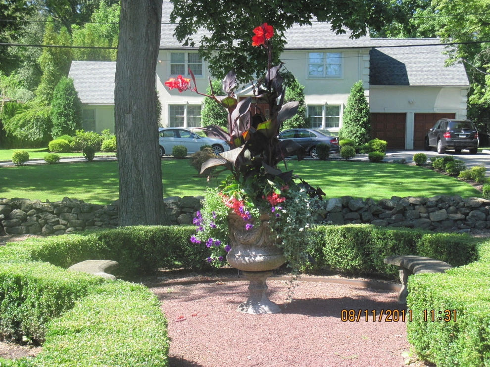 holiday decorating by Joseph Bulfamante And Son Landscape Design/Build - Photo 11