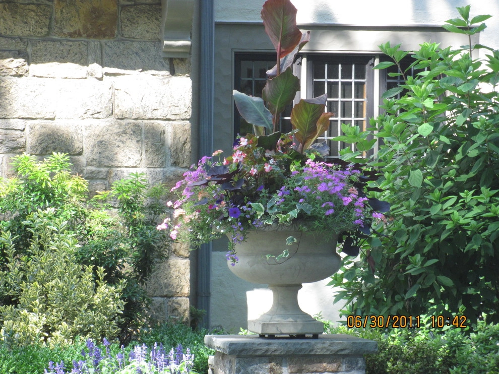 holiday decorating by Joseph Bulfamante And Son Landscape Design/Build - Photo 15