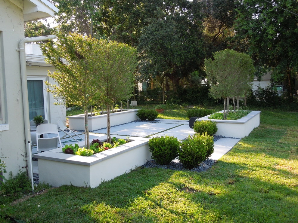 Contemporary Patio by KAPPLE Landscape Design - Photo 10