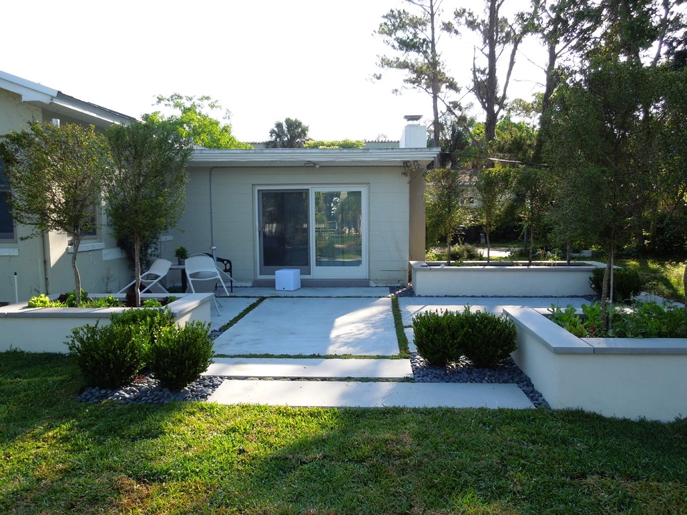 Contemporary Patio by KAPPLE Landscape Design - Photo 13