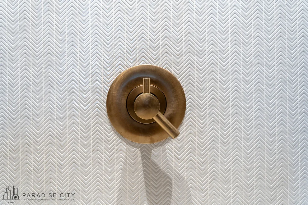 Opulent and Stylish Guest Bathroom by Paradise City - Photo 4