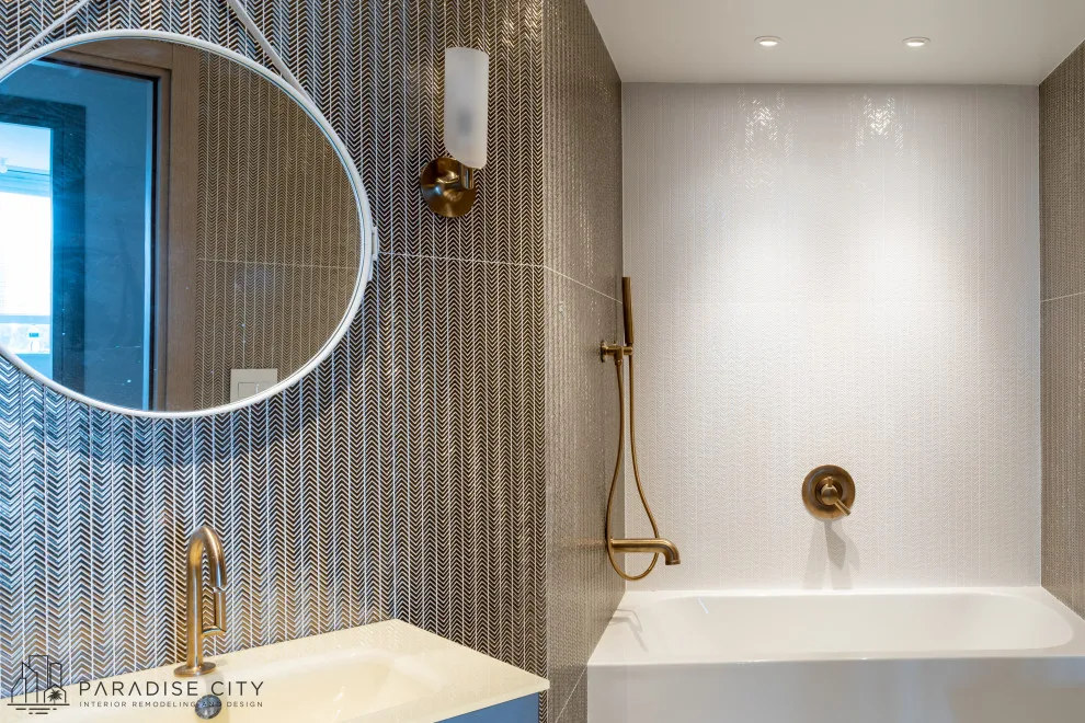 Opulent and Stylish Guest Bathroom by Paradise City - Photo 2