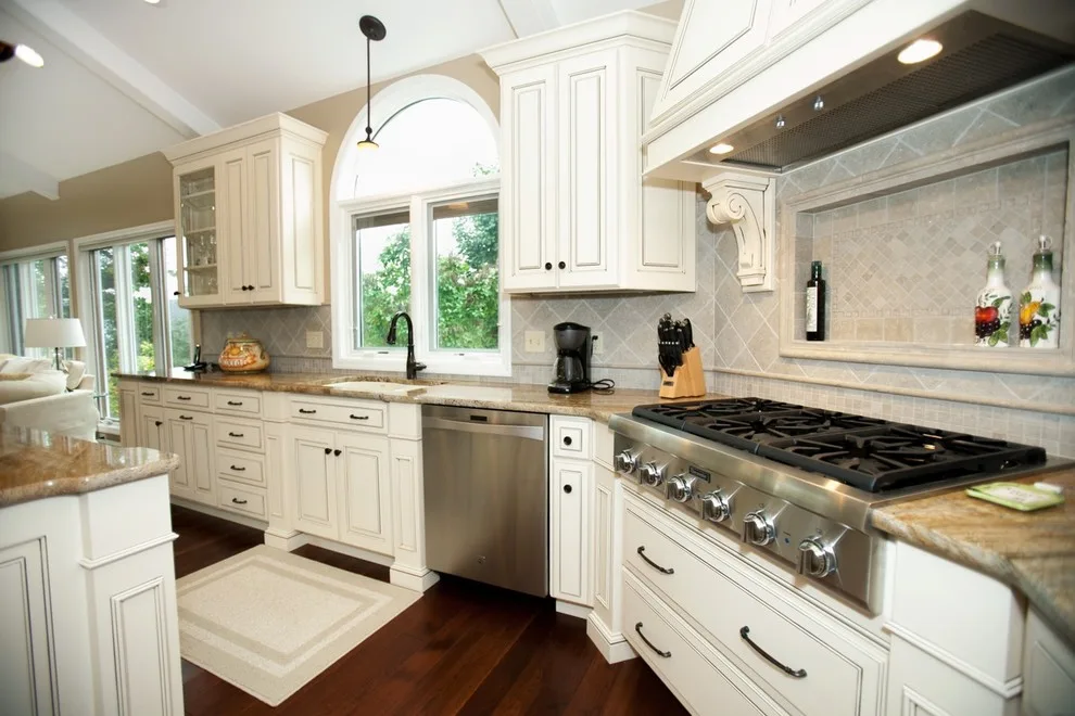 Chic Vintage White Kitchen by Callier & Thompson Kitchens, Baths And Appliances - Photo 4