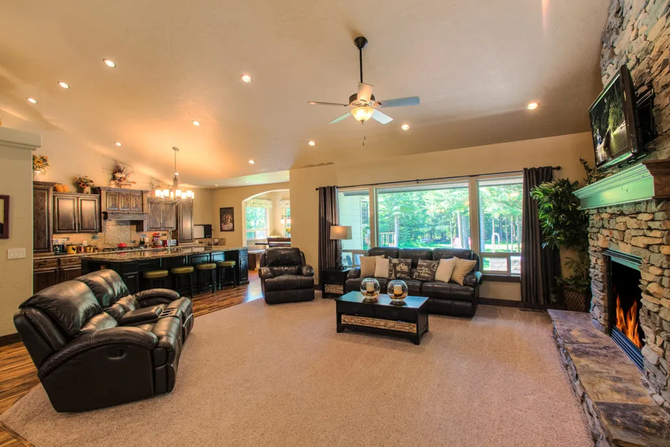 Monarch Custom Homes - Photo 6
