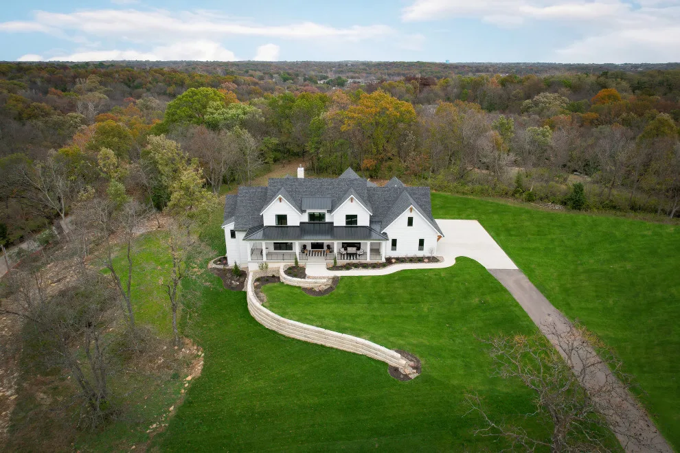 Contemporary Farmhouse Bespoke by Homoly Design + Build - Photo 23