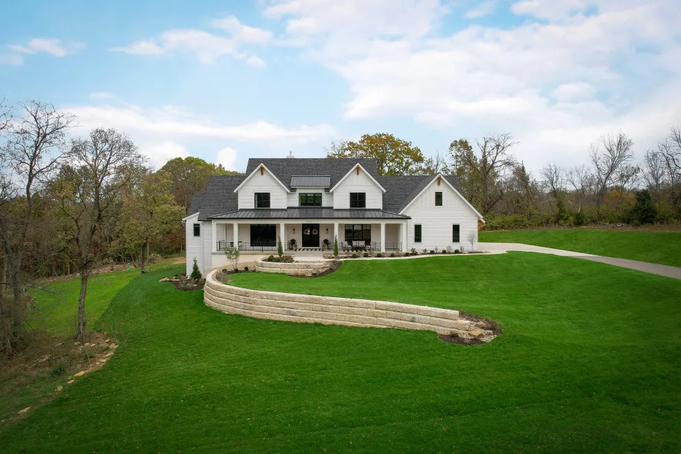 Contemporary Farmhouse Bespoke by Homoly Design + Build - Photo 2