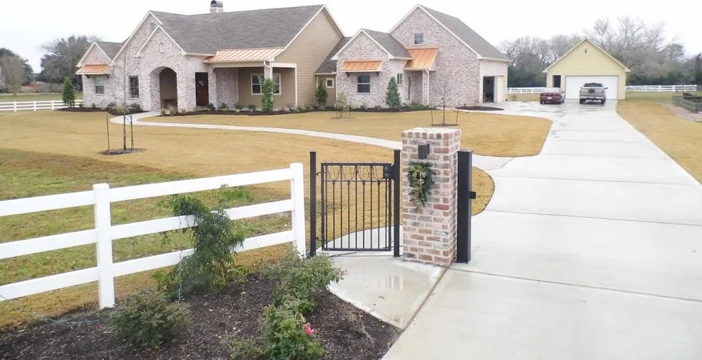 Outdoor Imagery by Arrow Custom Homes, Inc. - Photo 4