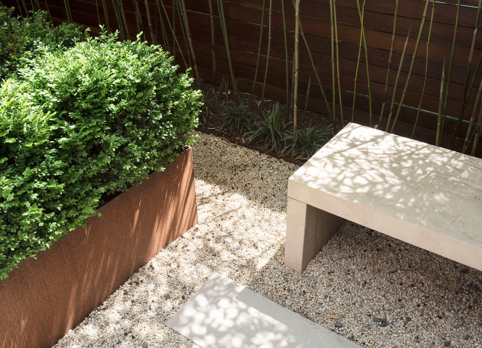 Manhattan Townhouse Garden by Landstylist: Landscape Design Ideas, Curated. - Photo 6