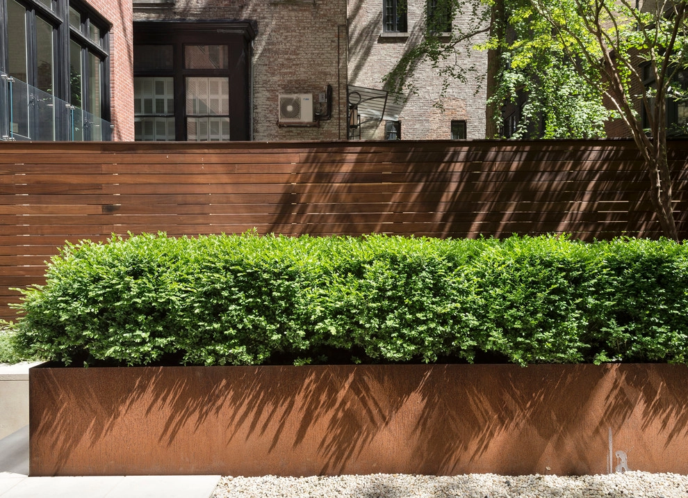 Manhattan Townhouse Garden by Landstylist: Landscape Design Ideas, Curated. - Photo 2
