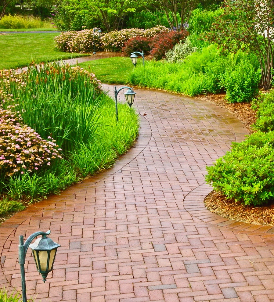 Curb appeal by Liquidscapes - Photo 3