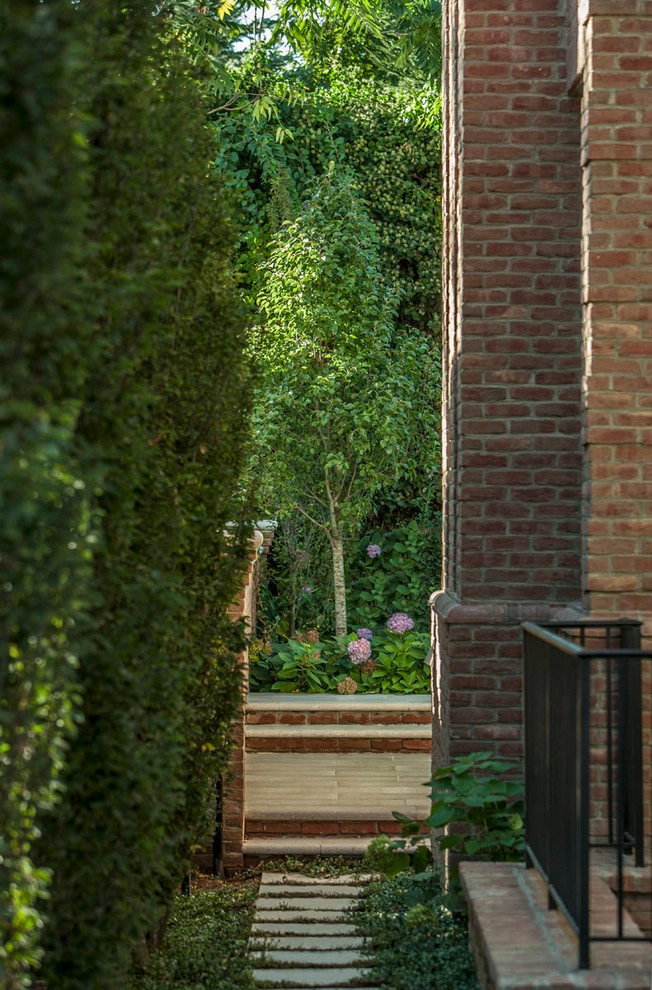 Gracious in Town Living by Louis Fusco Landscape Architects - Photo 7
