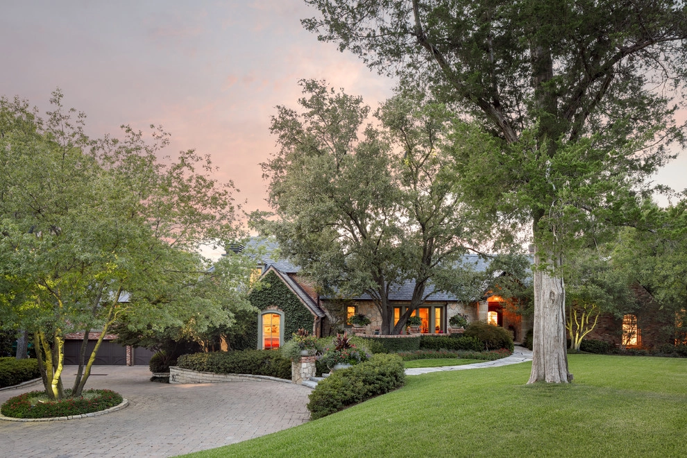 Charles Dilbeck Estate in Bluffview by M. M. Moore Construction Company, Inc. - Photo 5