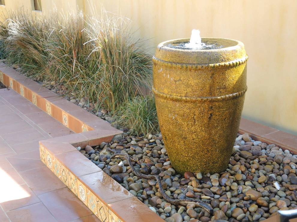 Narrow Mediterranean Courtyard by Michael Rosenberg Landscape Architecture - Photo 4