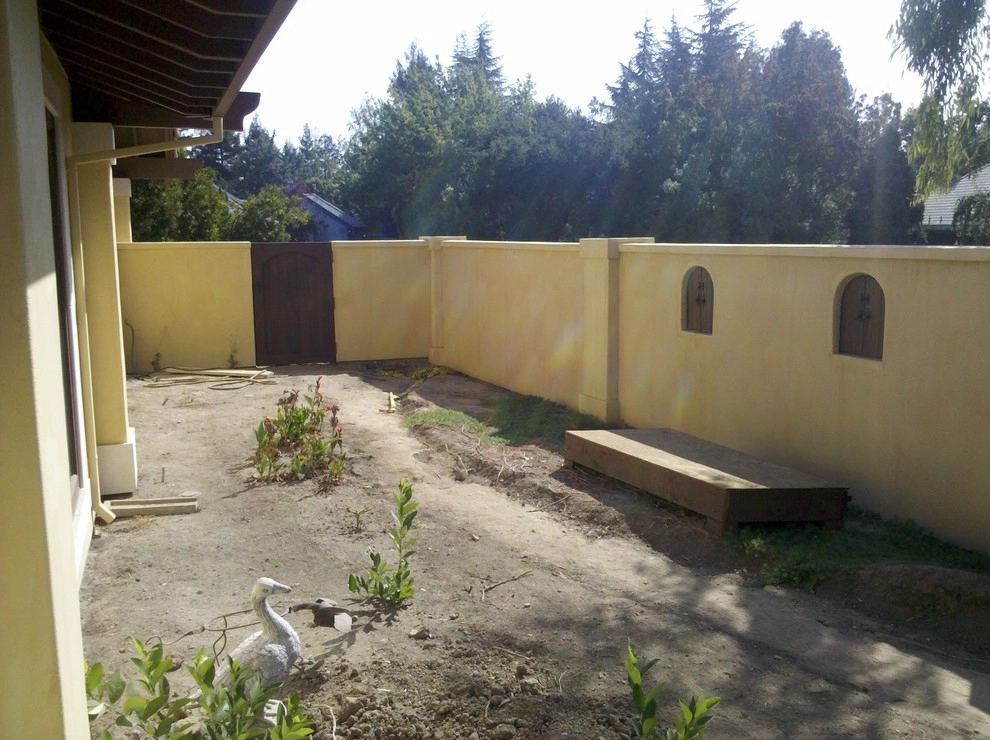 Narrow Mediterranean Courtyard by Michael Rosenberg Landscape Architecture - Photo 3