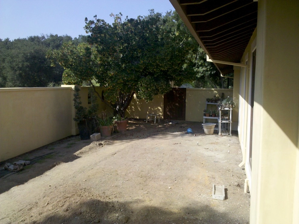 Narrow Mediterranean Courtyard by Michael Rosenberg Landscape Architecture - Photo 2