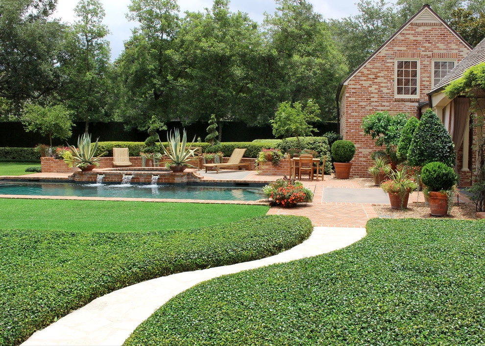 Backyard Oasis - River Oaks, Houston by Moss Landscaping - Photo 4