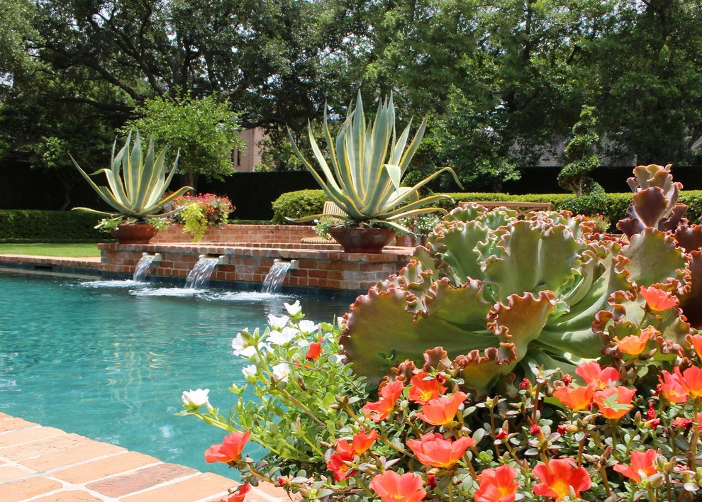 Backyard Oasis - River Oaks, Houston by Moss Landscaping - Photo 2