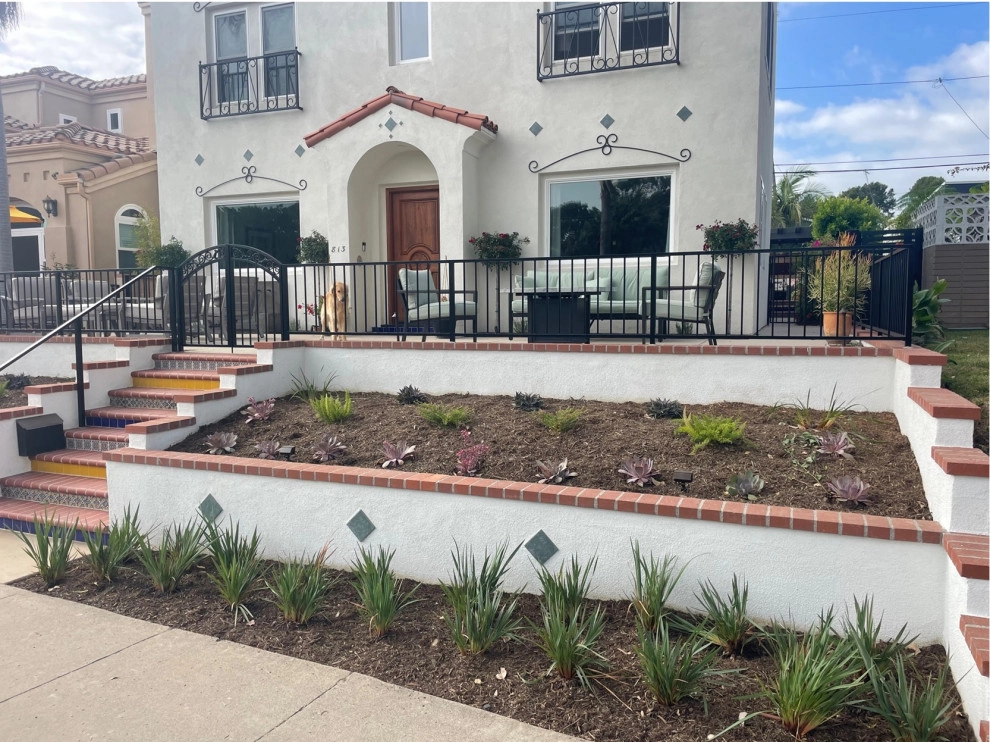 Spanish Revival Front Yard by My Garden: Landscape Design By Wayne - Photo 2