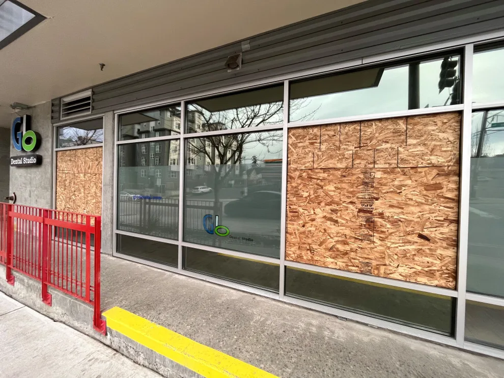 Day And Night Glass LLC - Photo 2