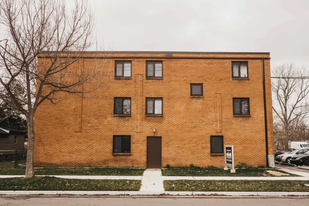Windsor Apartment Construction by German System Windows - Photo 16