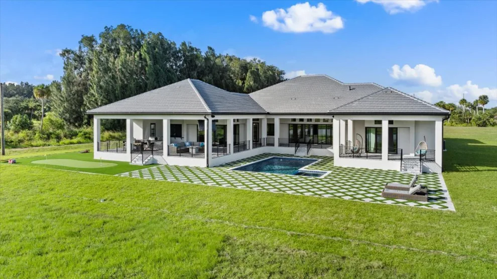 Vero Beach Grand Estate by LifeStyle Homes, Inc. - Photo 45