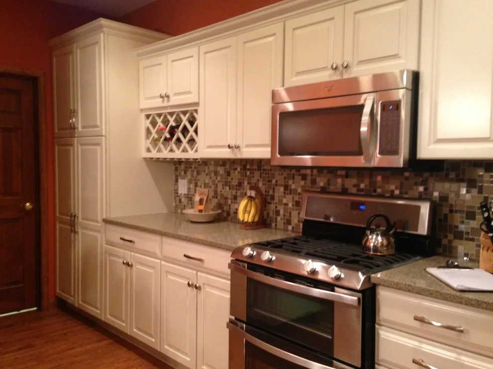 Ivory KraftMaid Kitchen by Michelle Voudrie - Lowe's Of North Springfield, IL - Photo 4