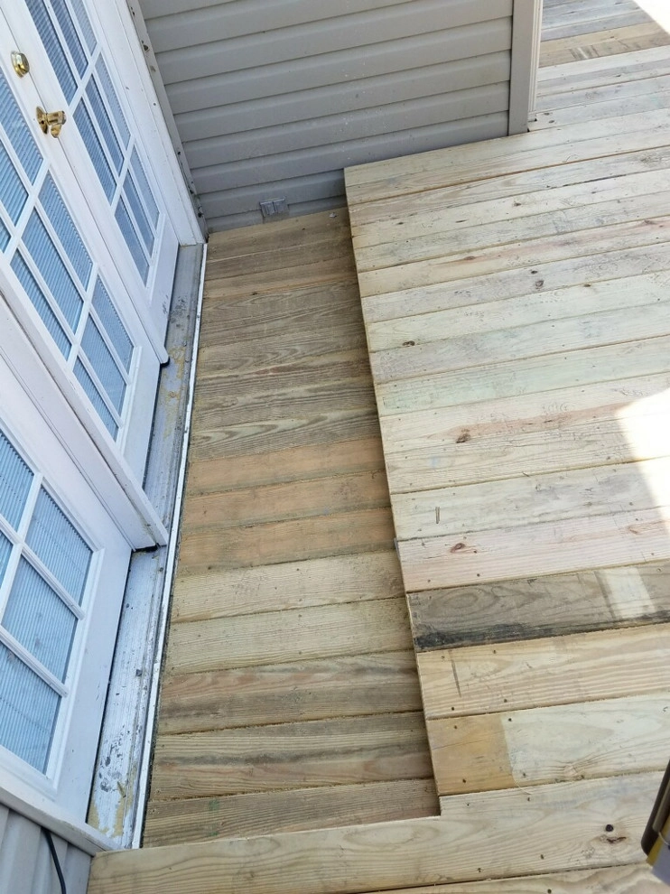 Townhouse deck by Premiere Landscape Design - Photo 3
