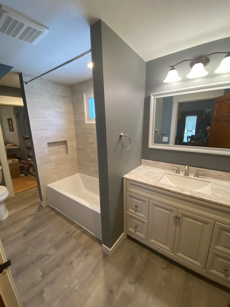 Bathroom makeover (Before & After) by Ultimate Remodeling - Photo 4
