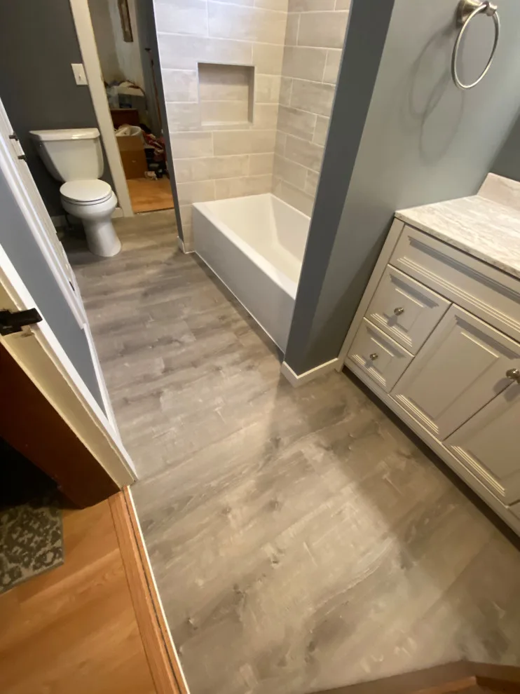 Bathroom makeover (Before & After) by Ultimate Remodeling - Photo 3