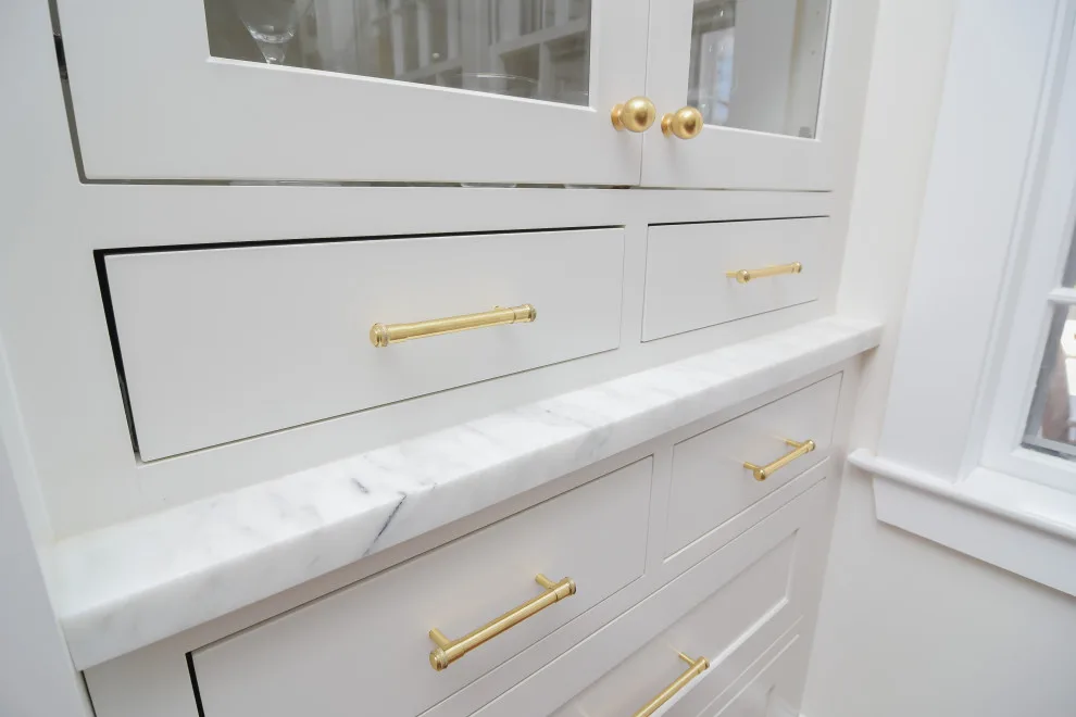 White Oak Island in a Transitional Kitchen by Taylor Made Cabinets, Leominster MA - Photo 7