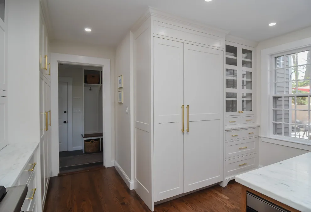 White Oak Island in a Transitional Kitchen by Taylor Made Cabinets, Leominster MA - Photo 19