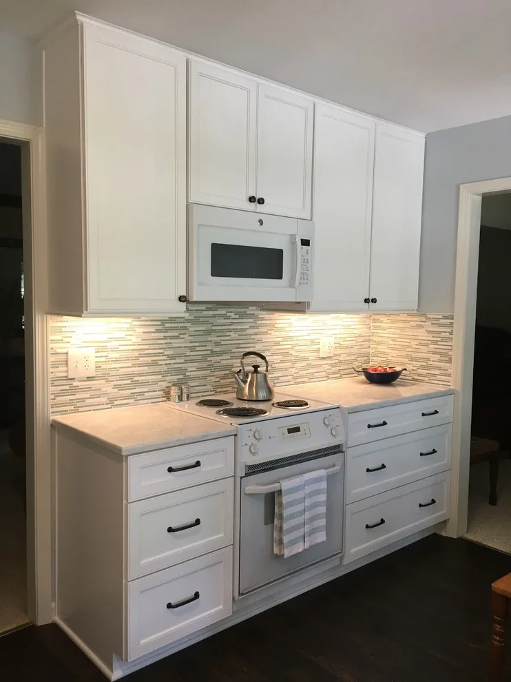 Compact Kitchen: Simple Enhancements by MKM Home Design + Planning - Photo 4
