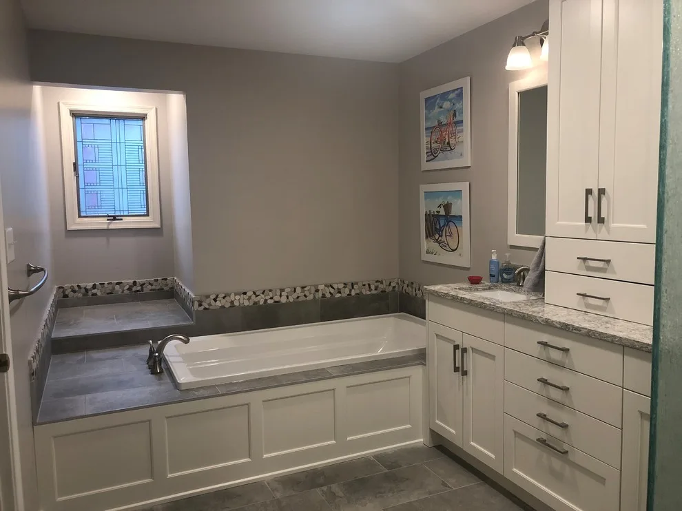Roland Park Restroom by Whitney Garrett / Kenwood Kitchens - Photo 3