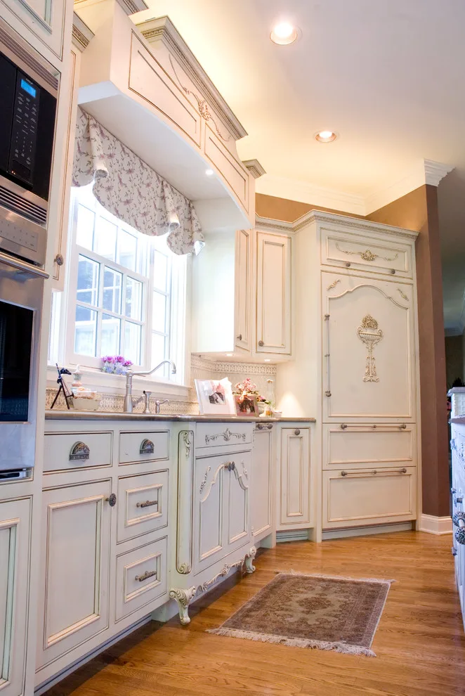 Classic Kitchen by Hartert-Russell - Photo 27