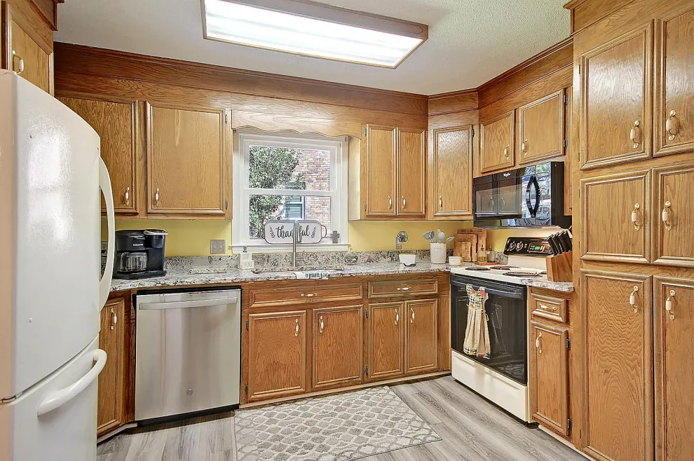 Polar White Shaker Door Transitional Kitchen Renovation by Kitchen Solvers Of Charleston - Photo 9