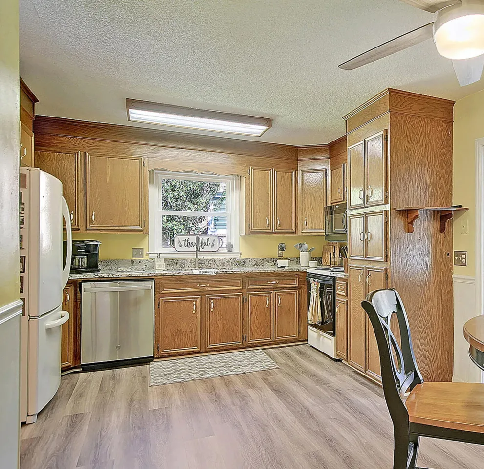 Polar White Shaker Door Transitional Kitchen Renovation by Kitchen Solvers Of Charleston - Photo 4