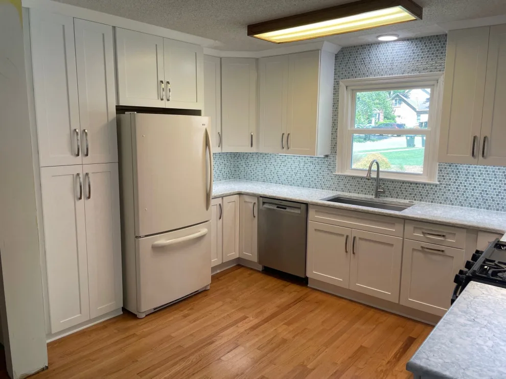 Polar White Shaker Door Transitional Kitchen Renovation by Kitchen Solvers Of Charleston - Photo 3