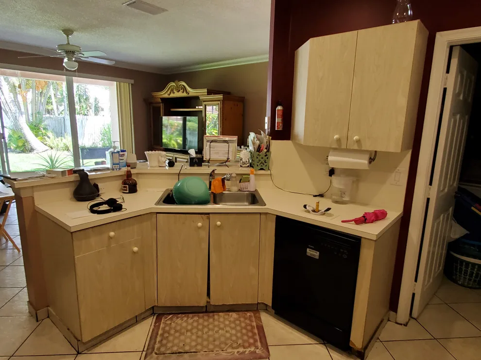 White Shaker Door Transitional Kitchen Renovation by Kitchen Solvers Of Fort Lauderdale - Photo 7