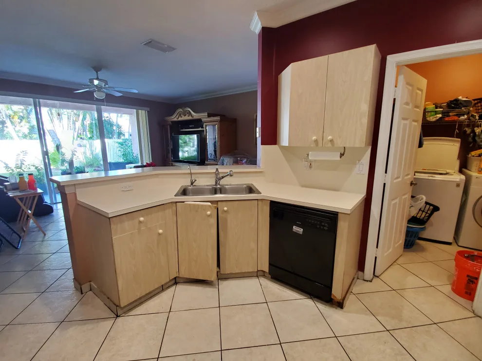 White Shaker Door Transitional Kitchen Renovation by Kitchen Solvers Of Fort Lauderdale - Photo 2