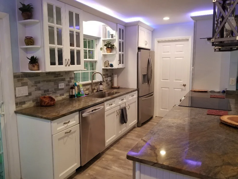 White Shaker Door Transitional Kitchen Renovation by Kitchen Solvers Of Orlando - Photo 4