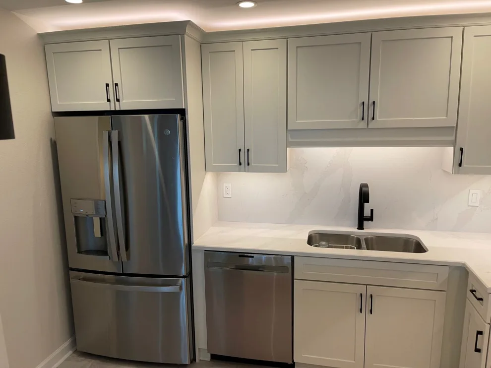 Kitchen Renovation Featuring New White Shaker Doors by Kitchen Solvers Of The Gulf Coast - Photo 5