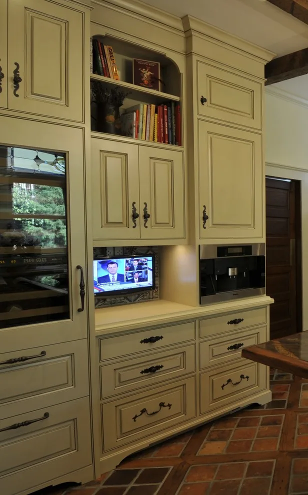 Heritage Residence with Classic Kitchen by DeRhodes Construction - Photo 2
