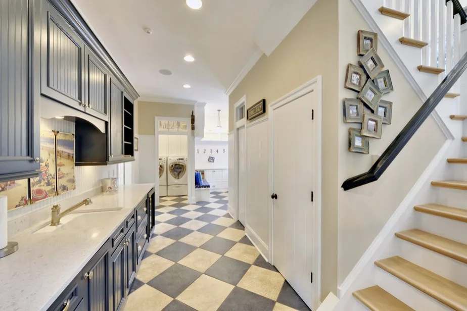 Completed Projects by Hayes Custom Interiors - Photo 28