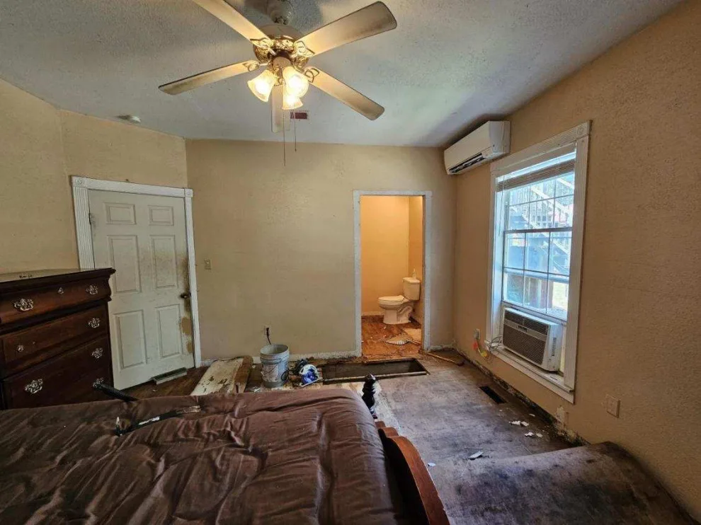 Visitor Bedroom and Bathroom Renovation by A & T Designs And Remodel - Photo 11