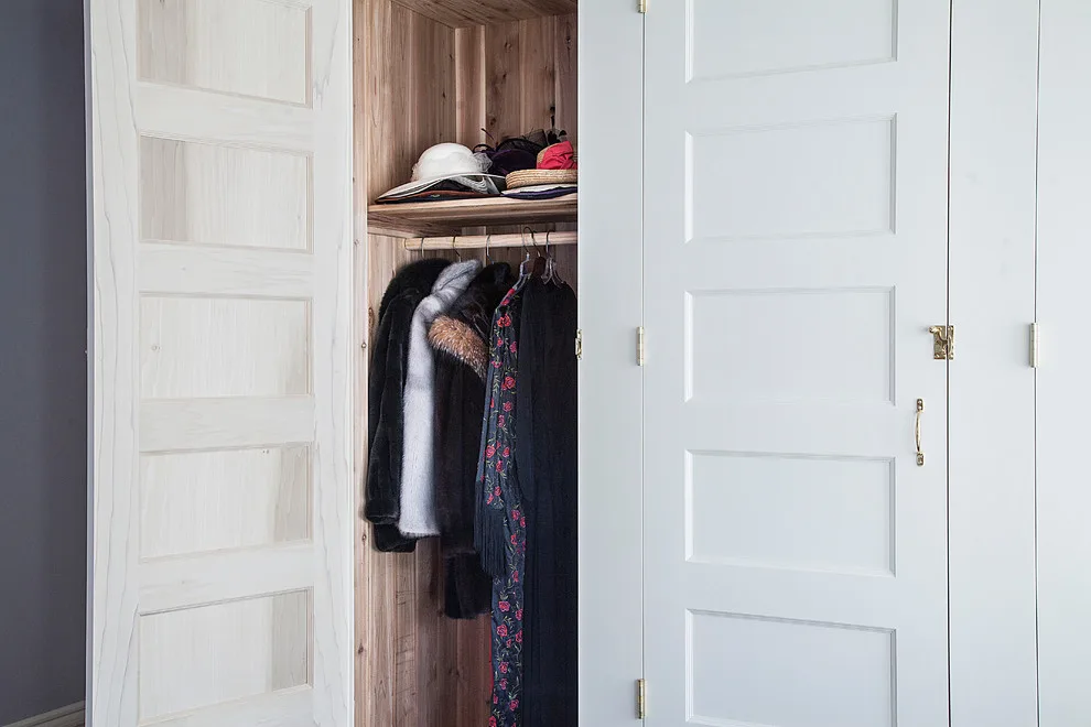 Guest Suite & Classic Custom Wardrobe by Price & Vaughn Company - Photo 2